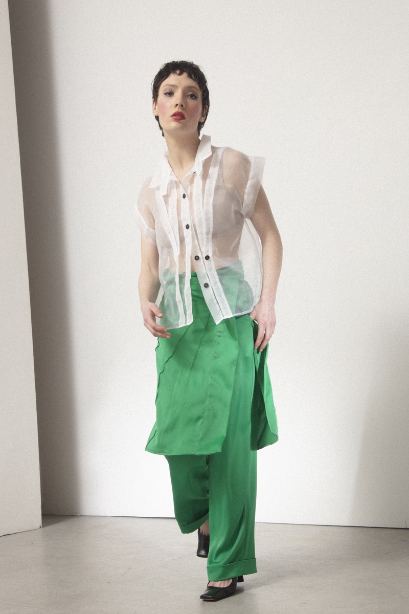 chemise mononoke transparente manches courtes et jupe natsu verte et pantalon kuro fluide vert. Photo de face okada paris