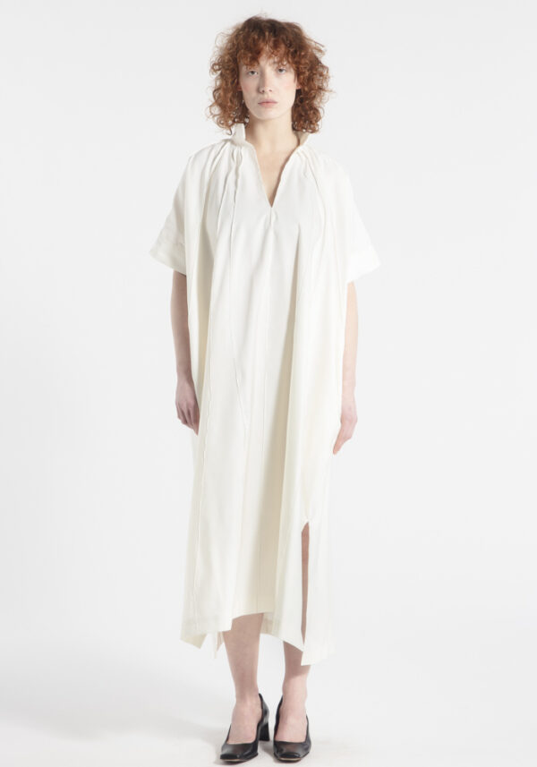 Robe kami en soie mélange blanc. Manches courtes. Photo de face.