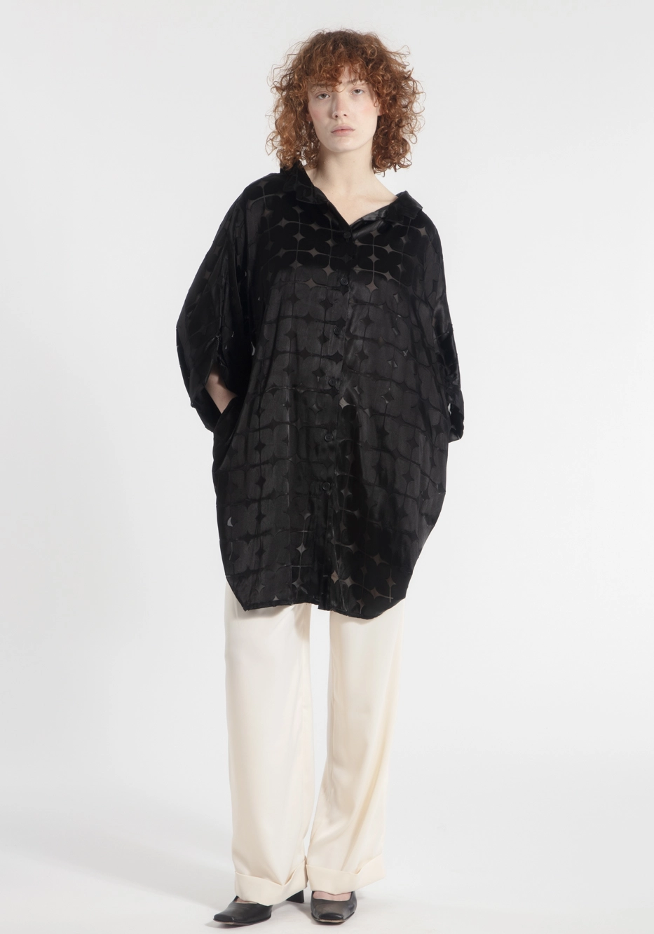 robe-lumi-transparent-noir-fleur-manches-3/4-createur-japonais-face
