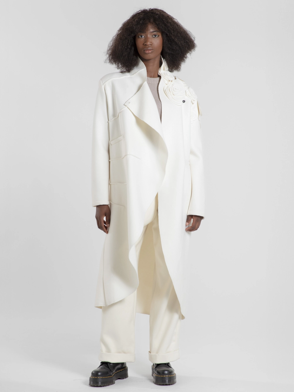 manteau-folle-laine-polyamide-blanc-casse-createur-japonais-face