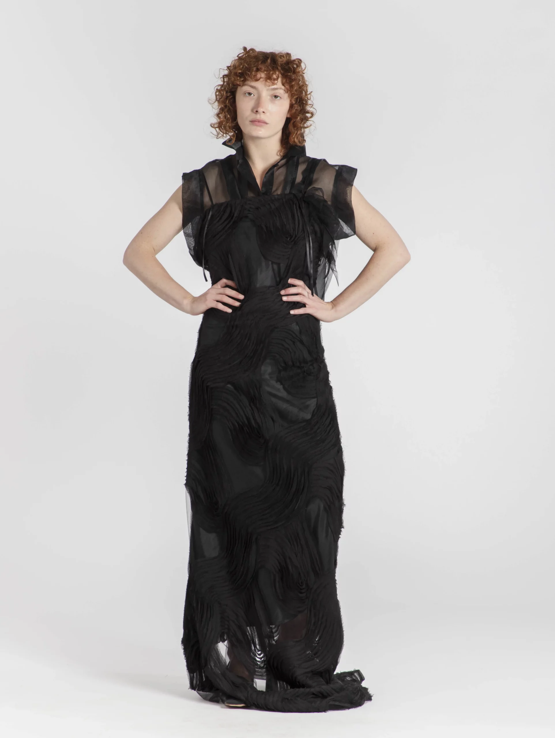 robe-soiree-sur-mesure-48h-noir-transparent-aiko-chemise-sans-manche-transparente-mononoke-organza-noir-face