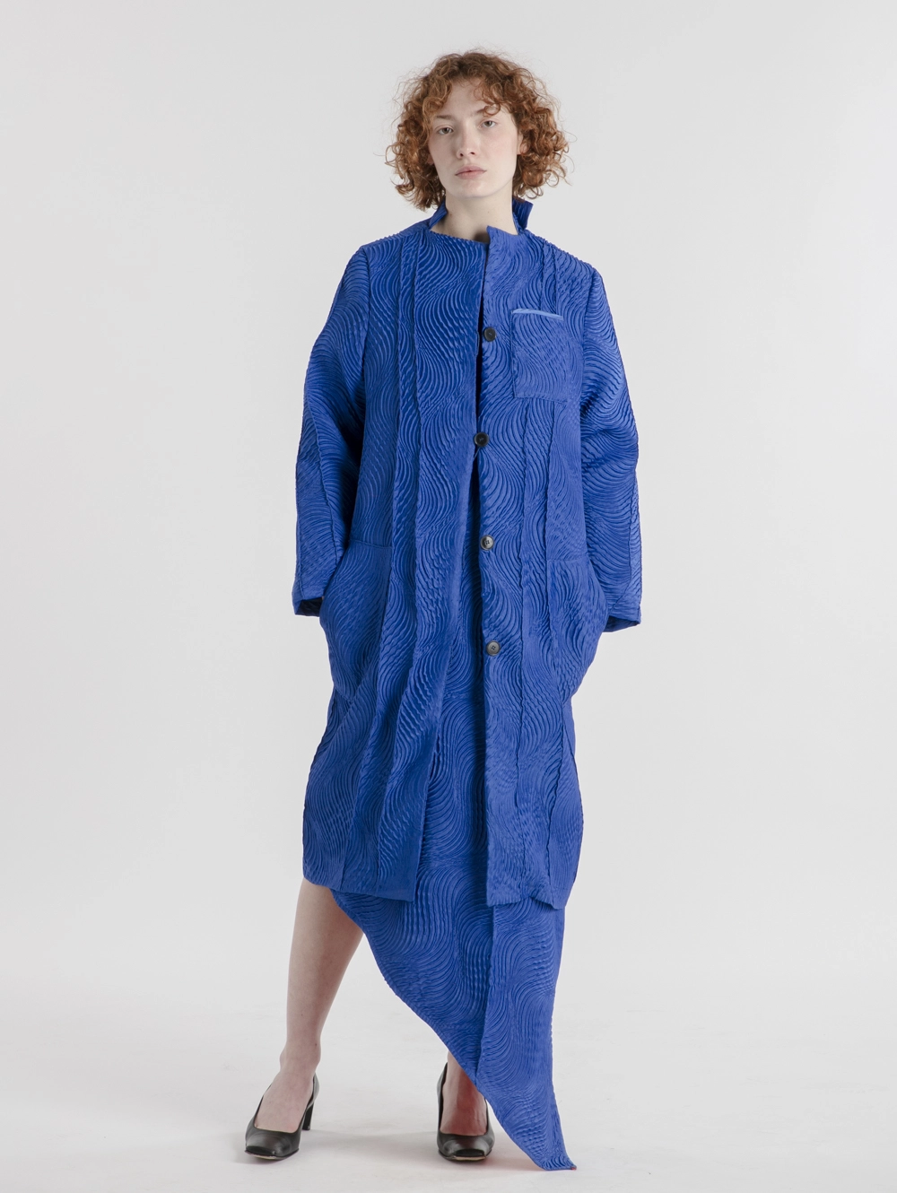 manteau_chiaki_goffre_bleu_createur_japonais_okada_paris_devant