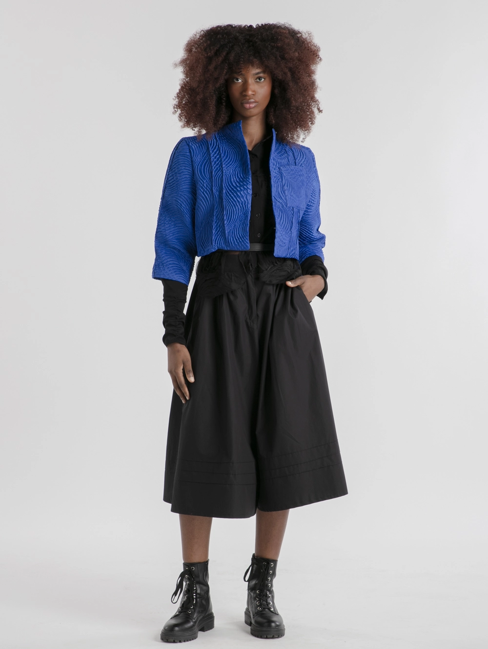 veste_boléro_chiti_goffre_bleu_createur_japonais_okada_paris_devant