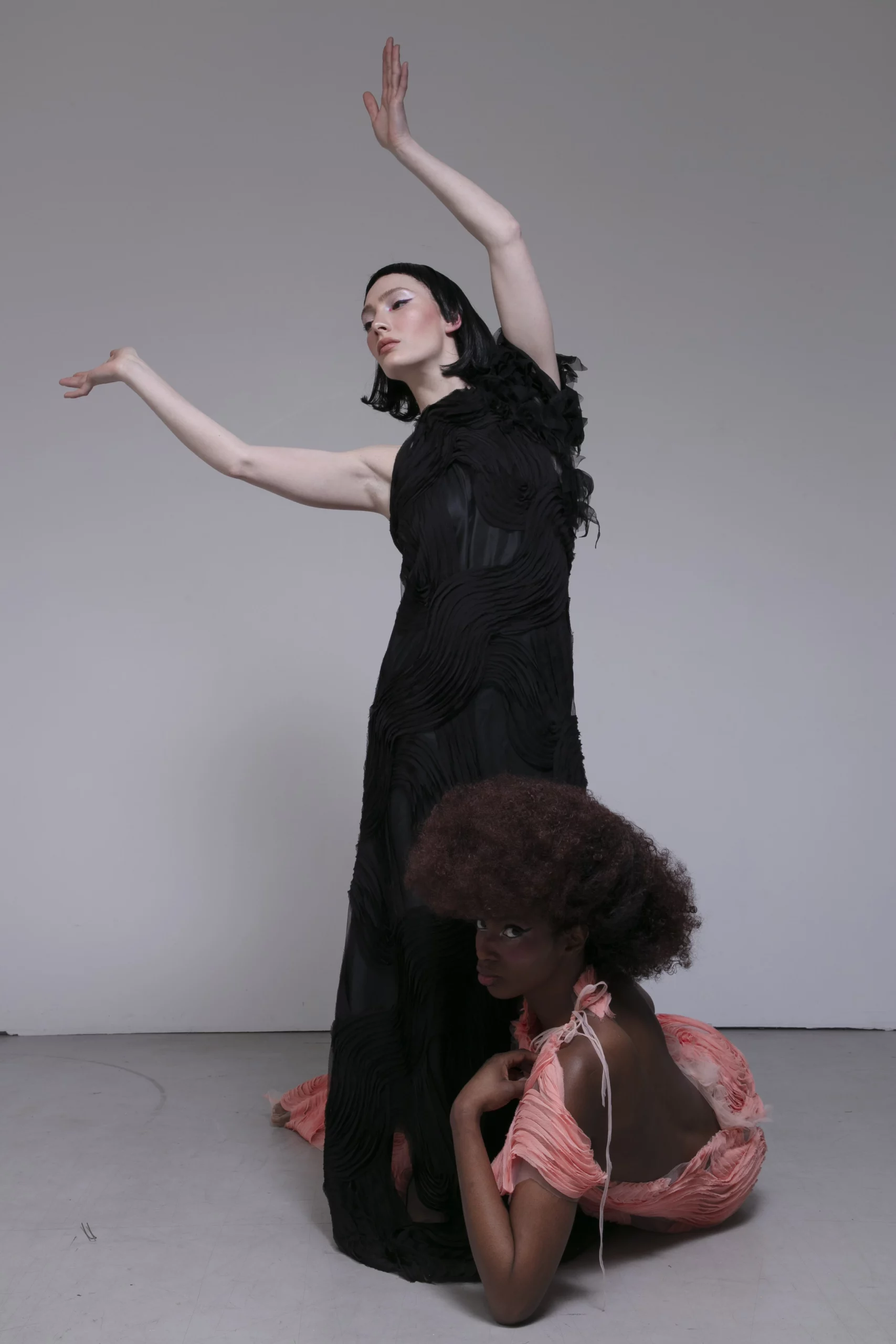 robe-soiree-48h-sur-mesure-corail-noir-createur-japonais-okada-paris