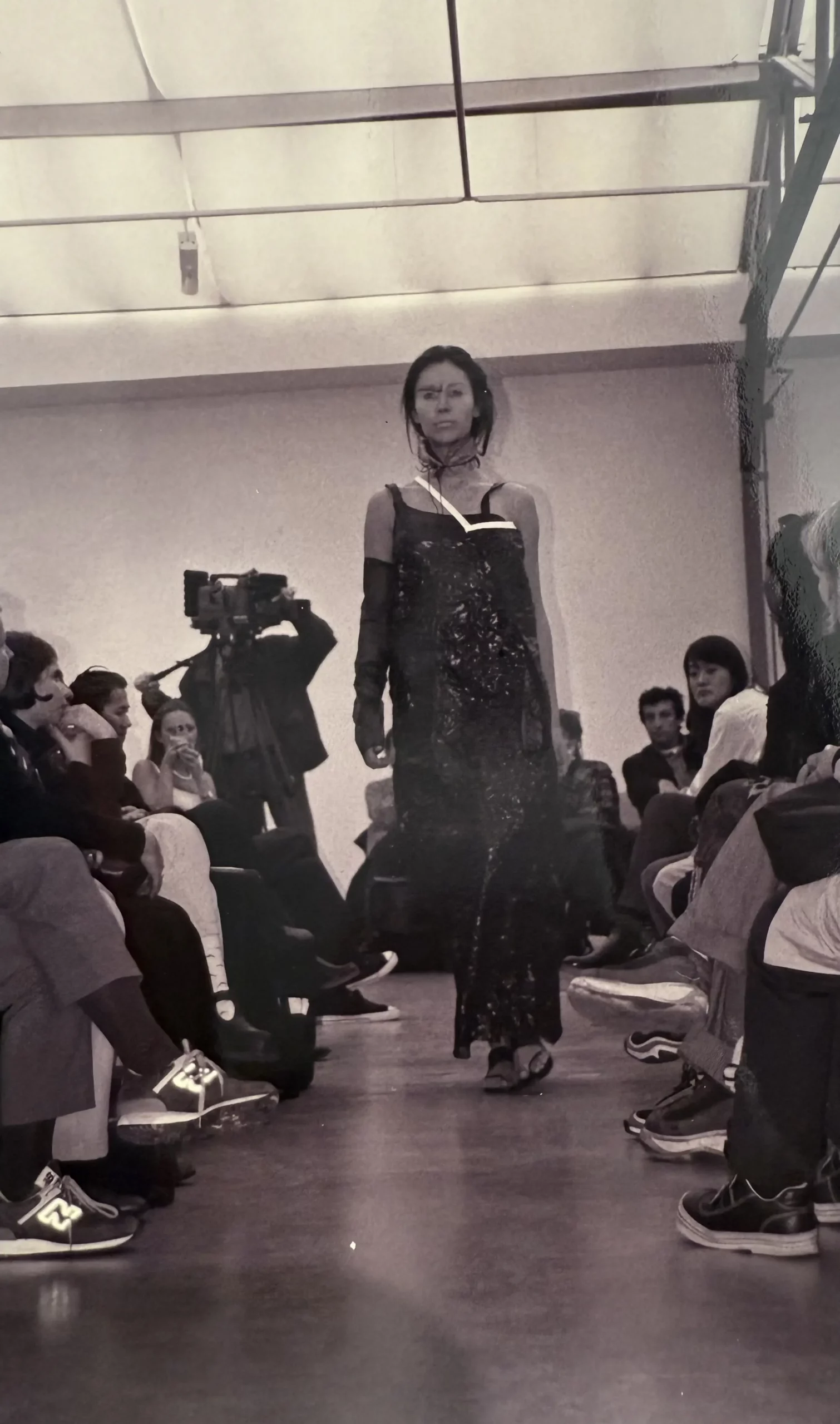 premier-defile-collection-ss00-jeune-creatrise-japonaise-okada-paris