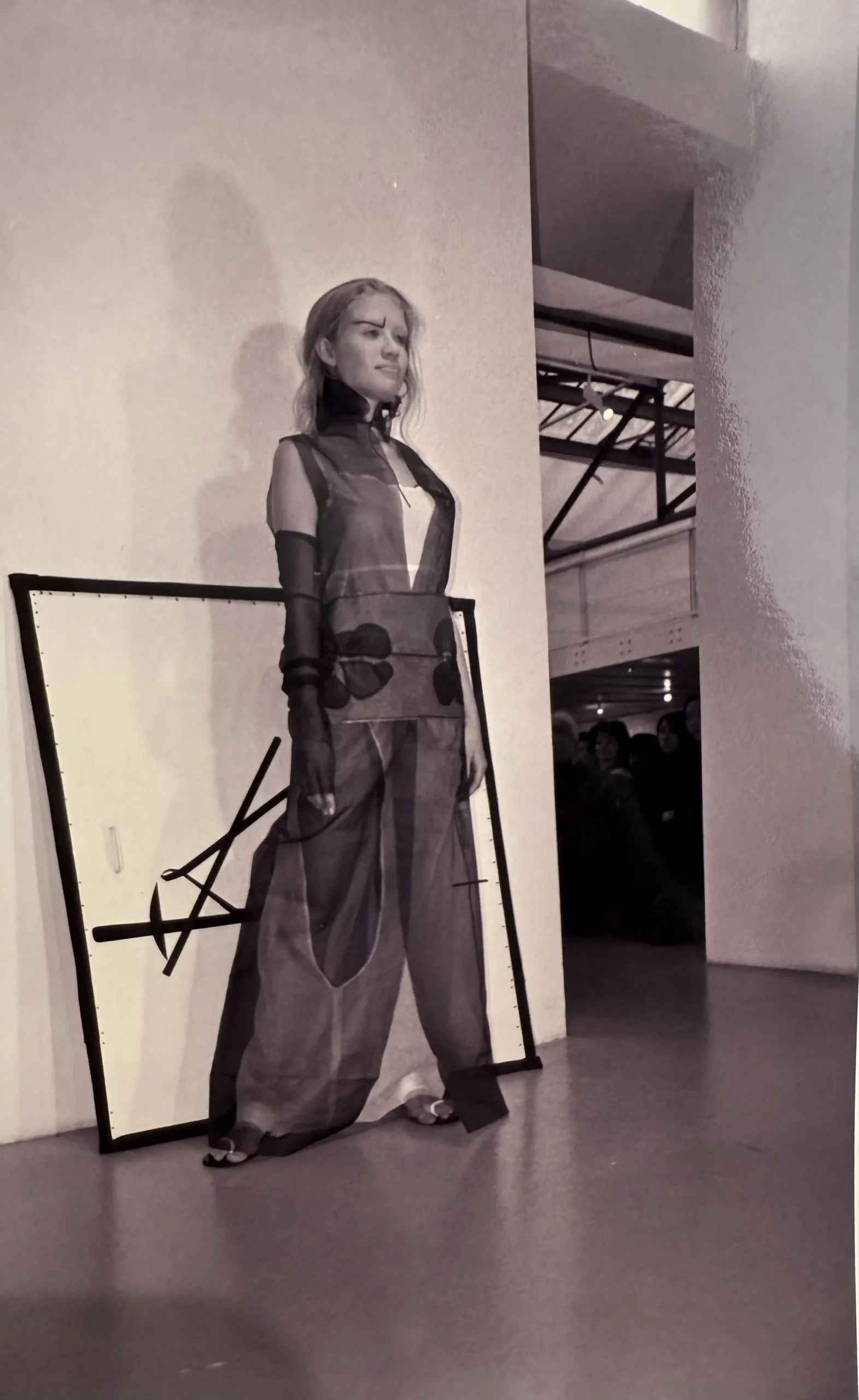 premier-defile-collection-ss00-jeune-creatrise-japonaise-okada-paris