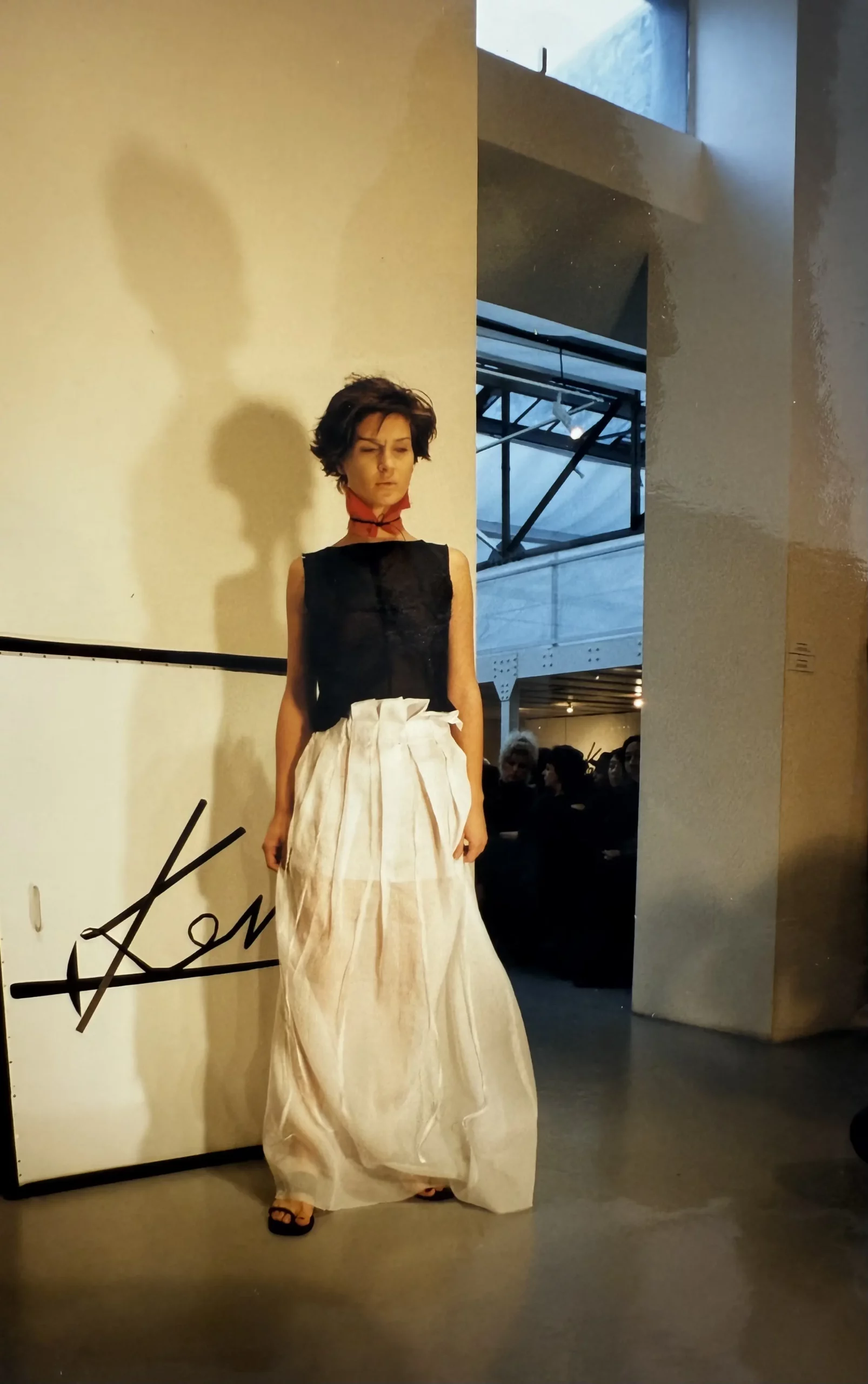 premier-defile-collection-ss00-jeune-creatrise-japonaise-okada-paris