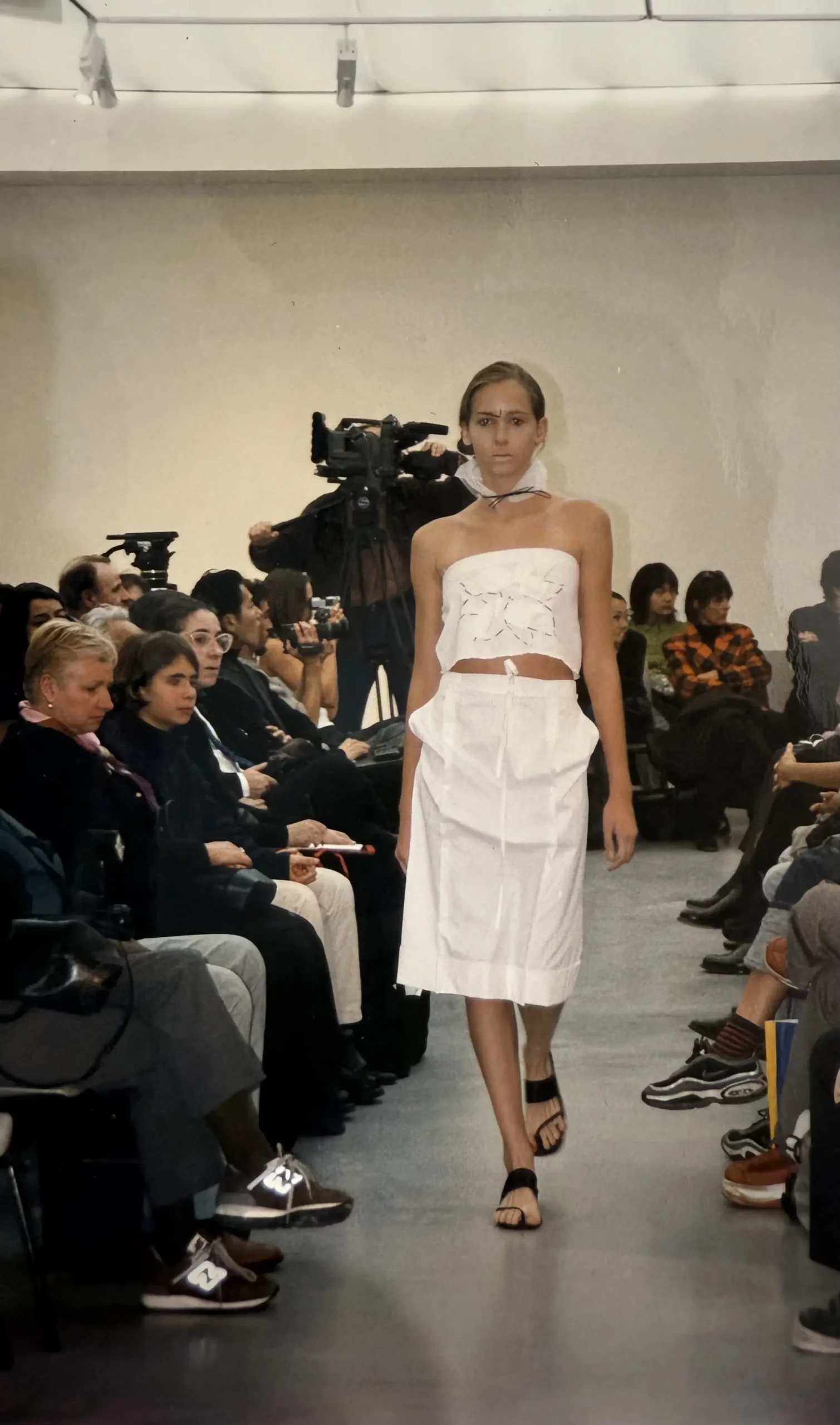 premier-defile-collection-ss00-jeune-creatrise-japonaise-okada-paris