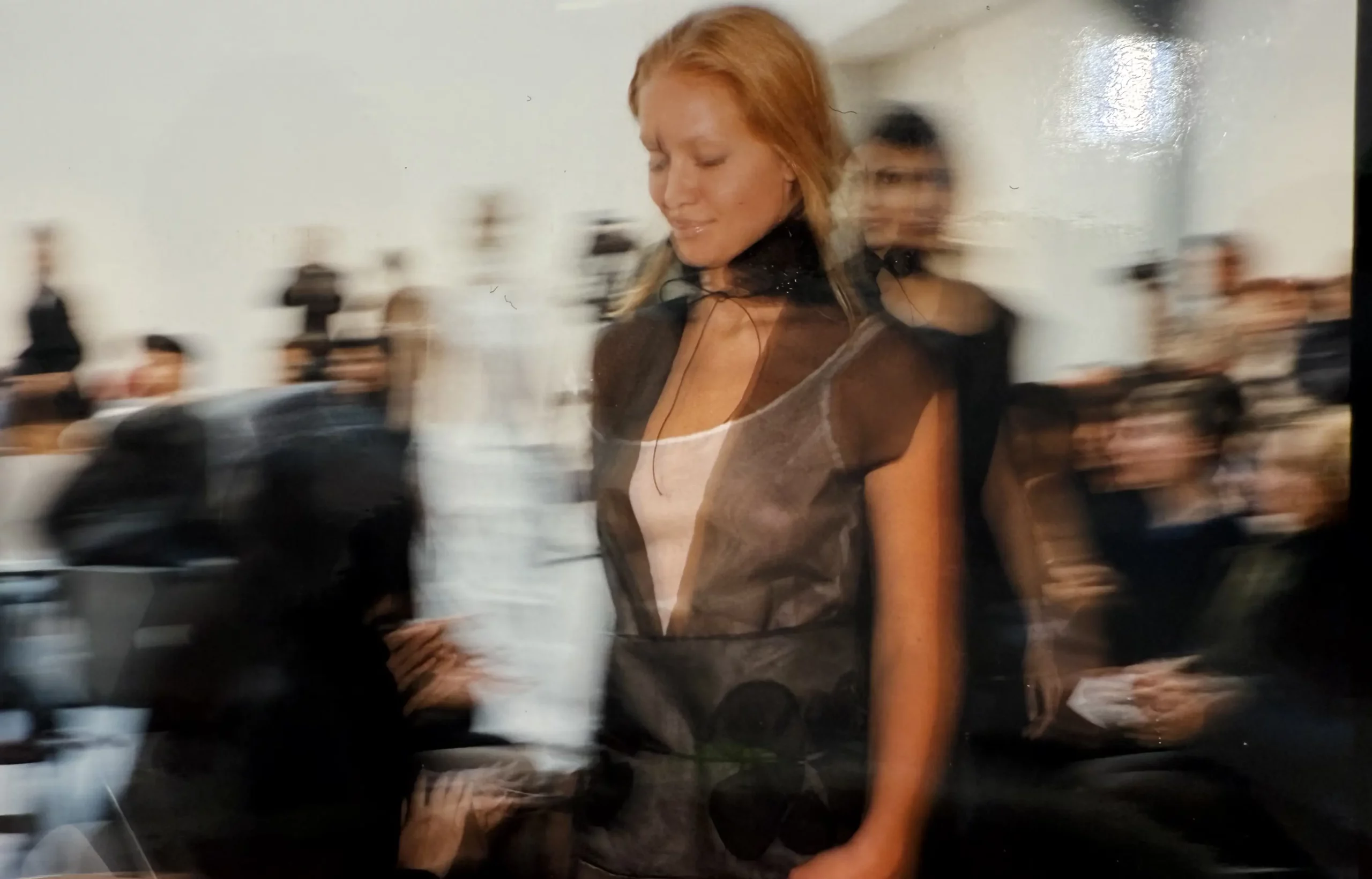 premier-defile-collection-ss00-jeune-creatrise-japonaise-okada-paris