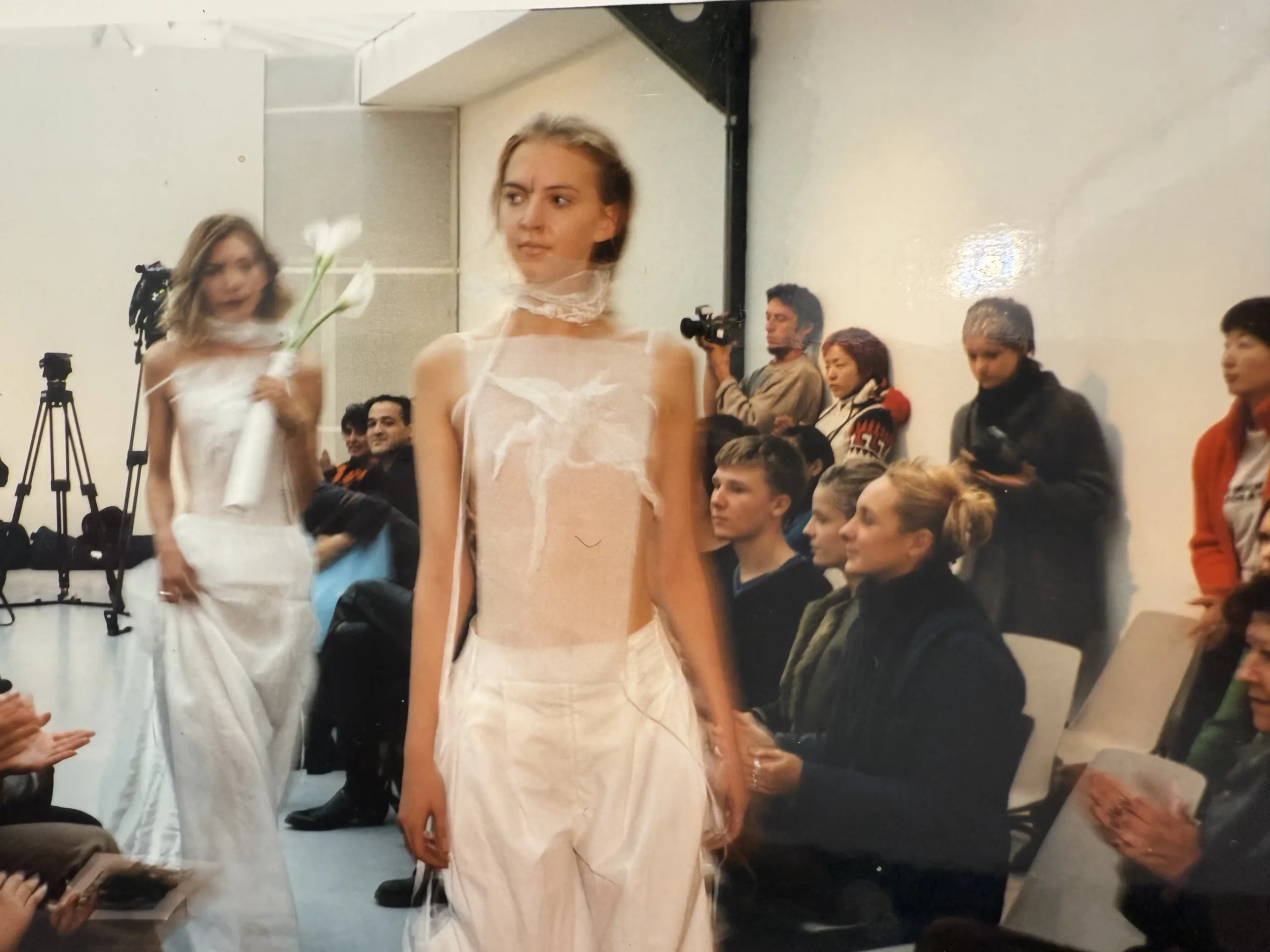 premier-defile-collection-ss00-jeune-creatrise-japonaise-okada-paris