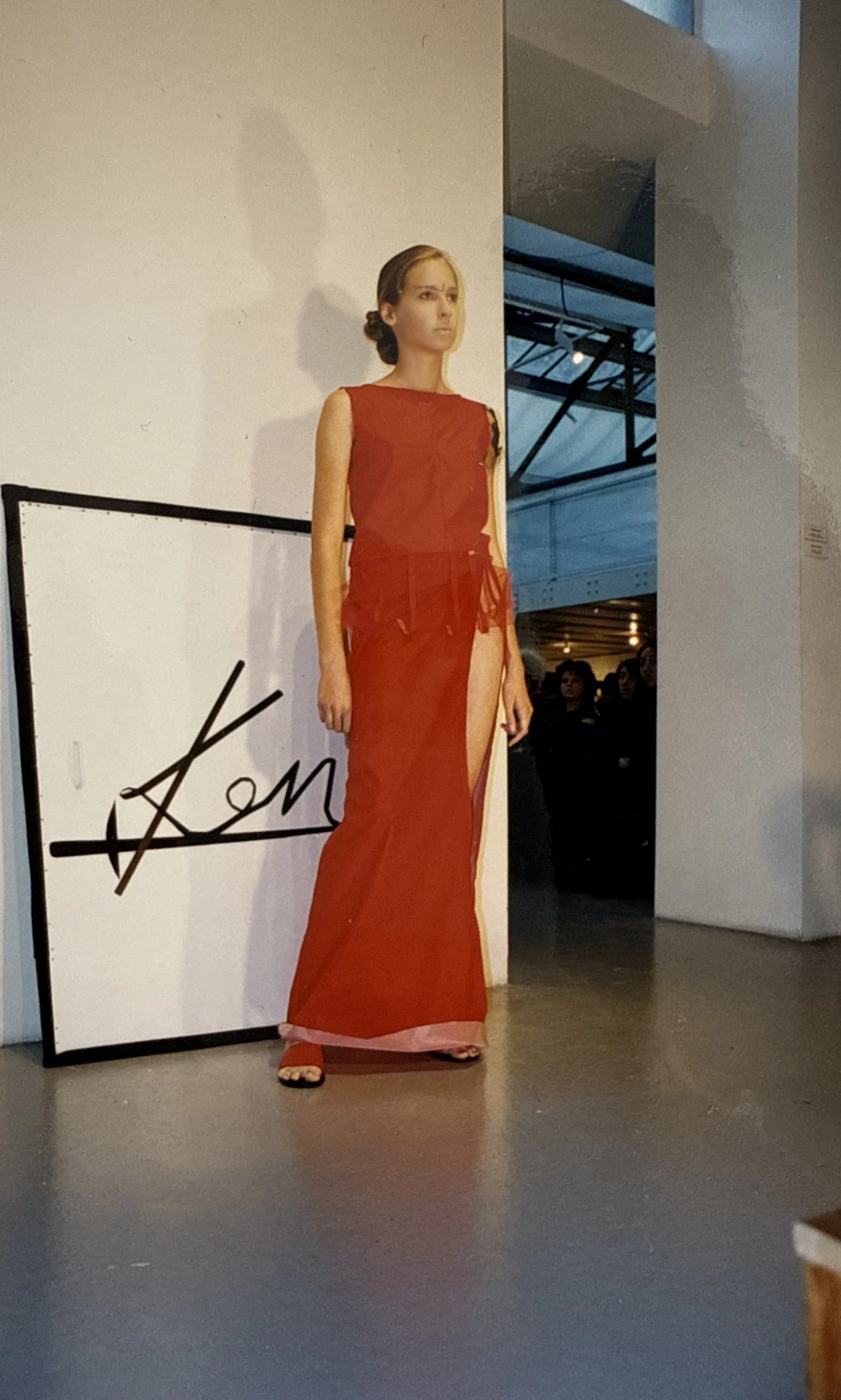 premier-defile-collection-ss00-jeune-creatrise-japonaise-okada-paris