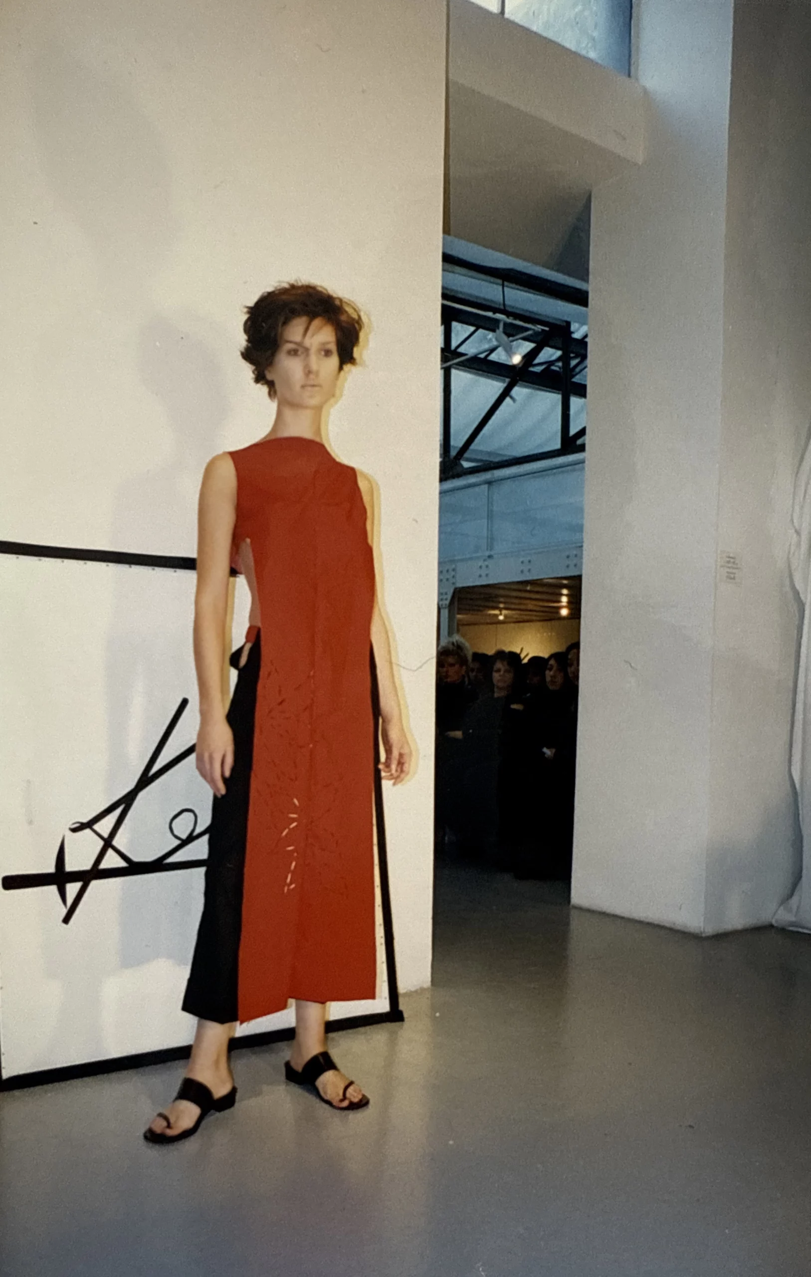 premier-defile-collection-ss00-jeune-creatrise-japonaise-okada-paris