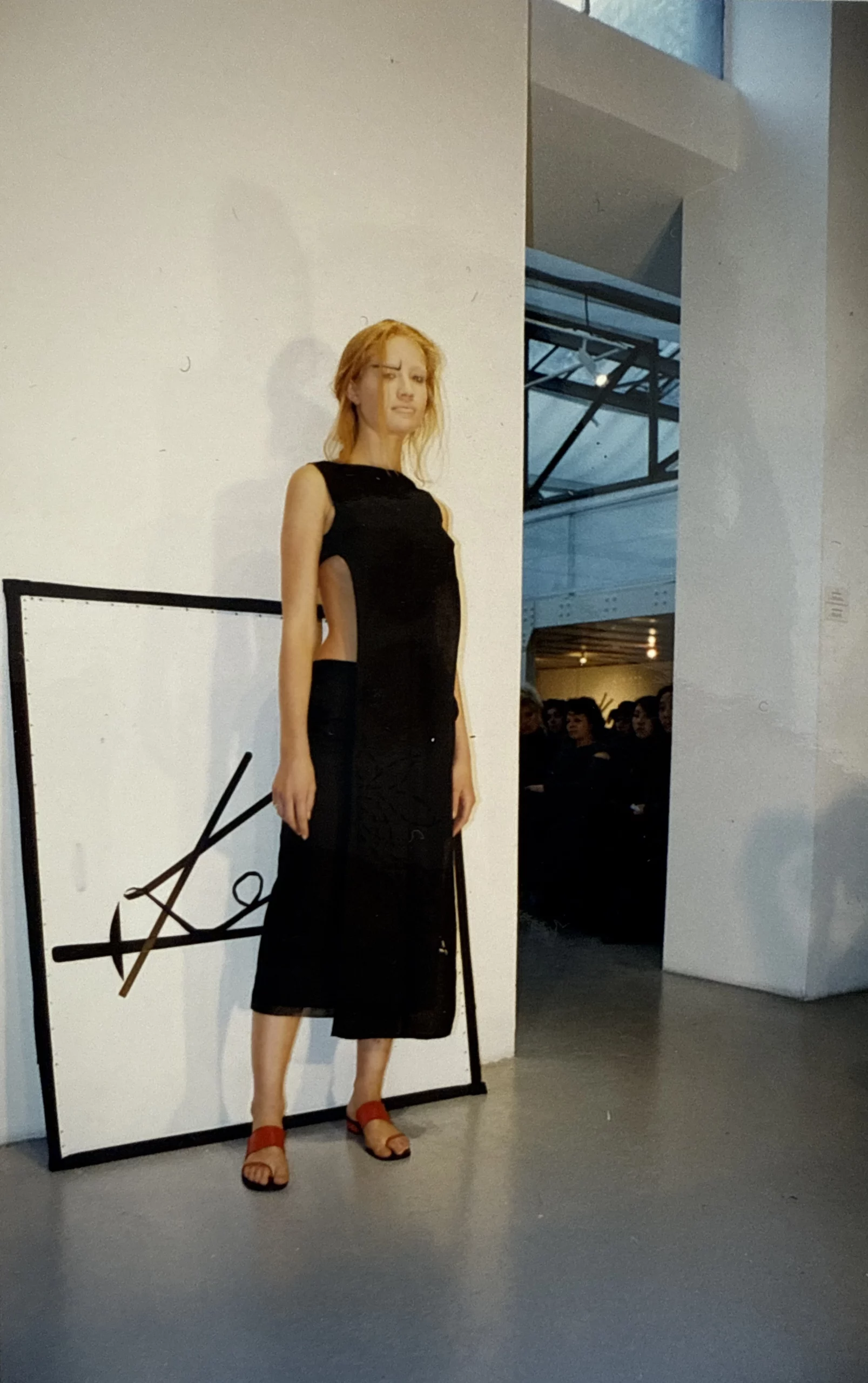 premier-defile-collection-ss00-jeune-creatrise-japonaise-okada-paris