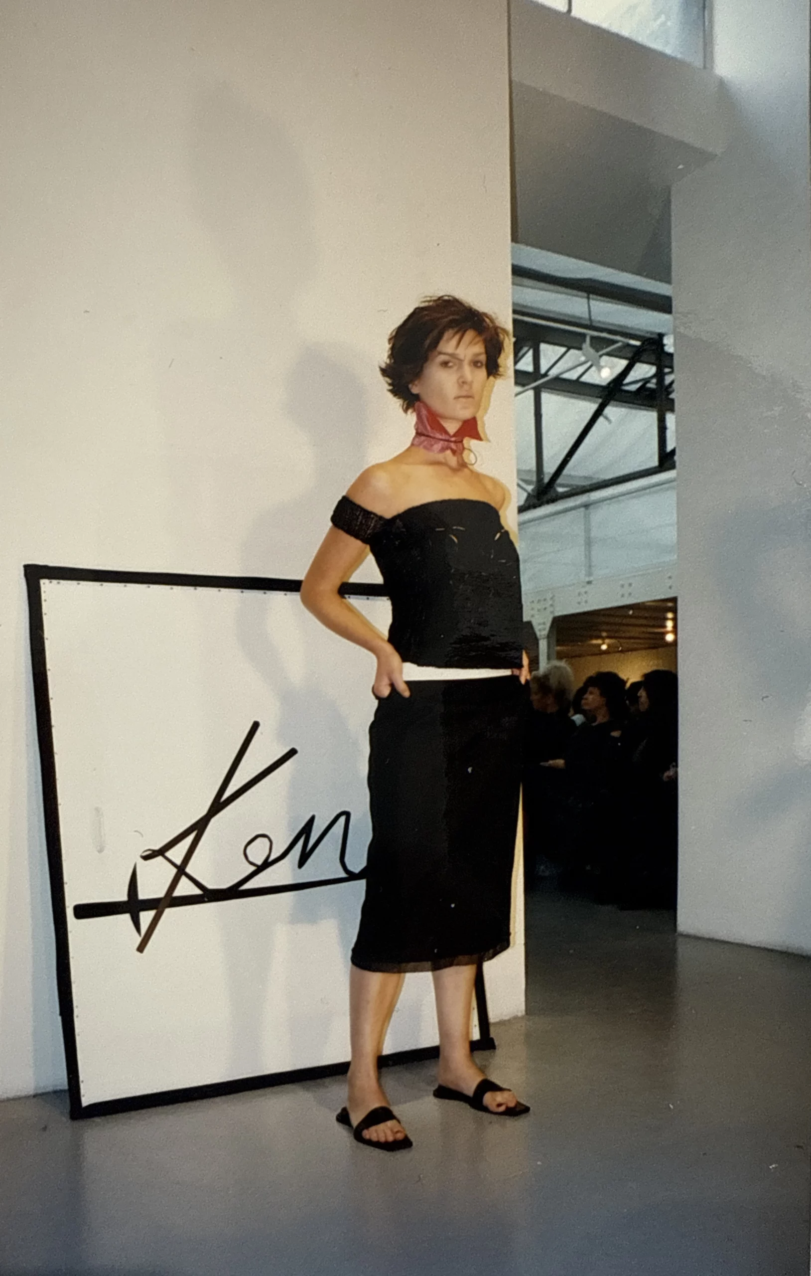 premier-defile-collection-ss00-jeune-creatrise-japonaise-okada-paris