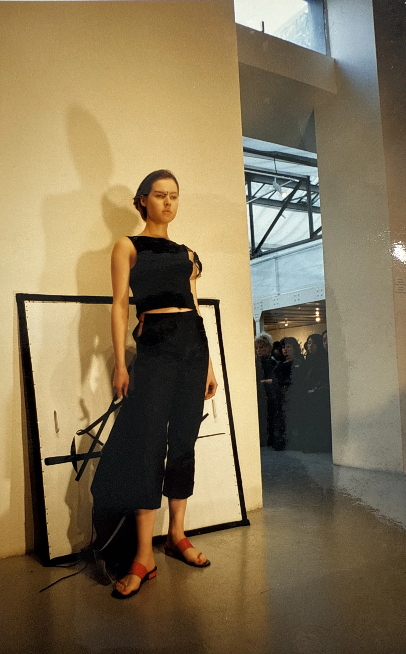 premier-defile-collection-ss00-jeune-creatrise-japonaise-okada-paris