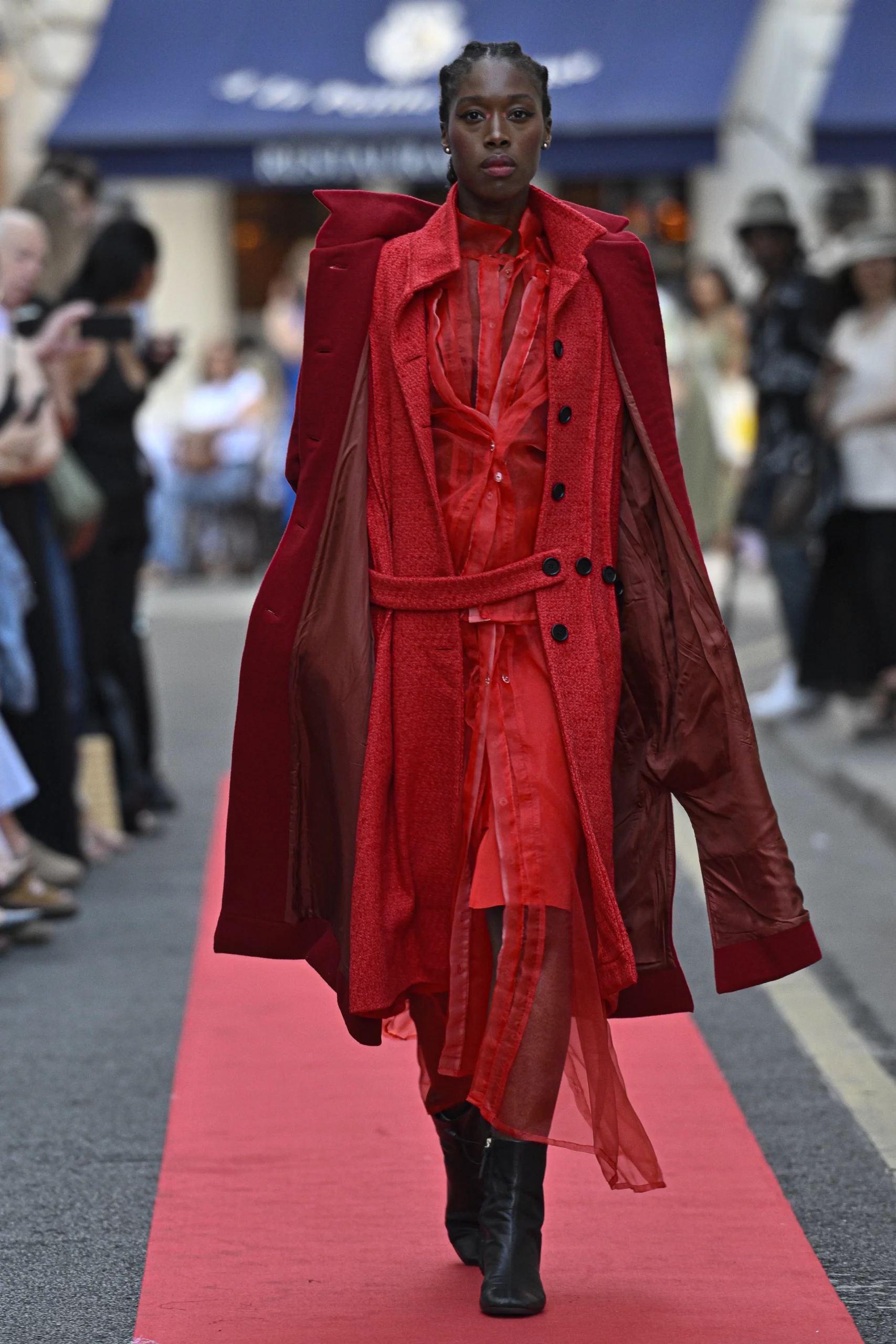 defile-fw25-tokyo-vibrant-createur-japonais-okada-paris