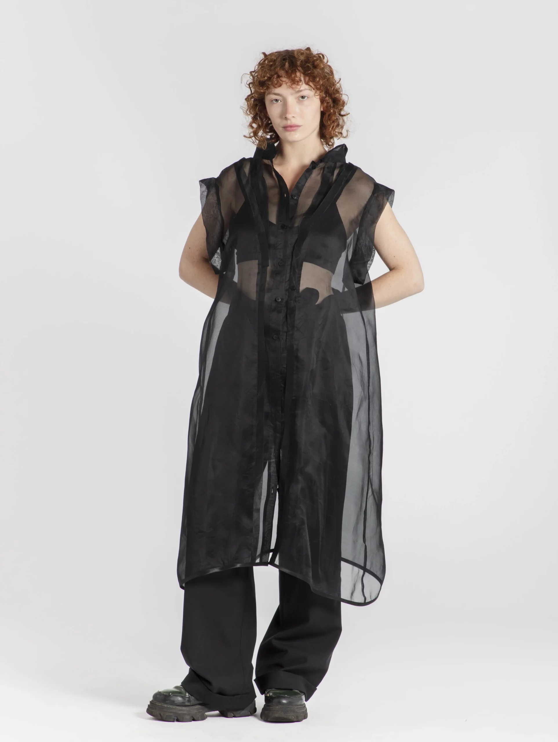 robe-femme-mononoke-transparent-sans-manche-createur-japonais-organza-noir-face