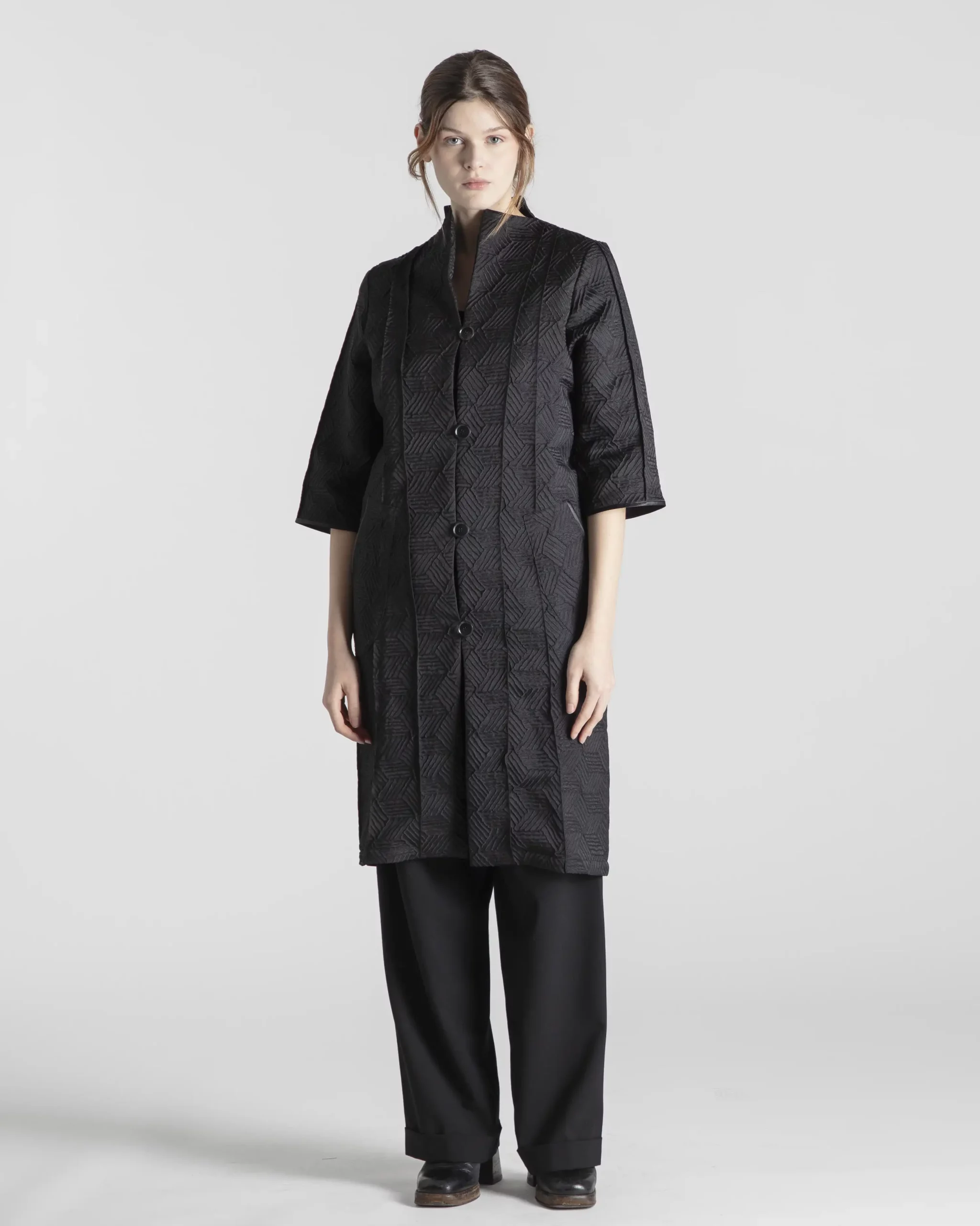 manteau-femme-chiaki-version-courte-gaufre-noir-createur-japonais